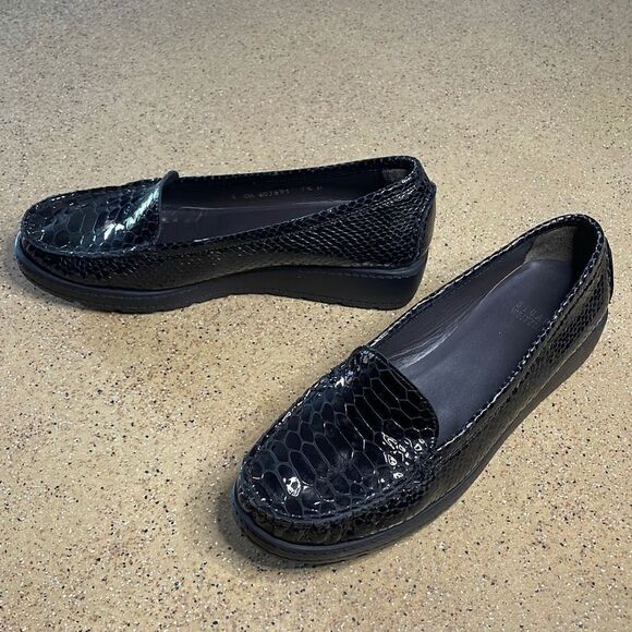Stuart Weitzman Snake Embossed Patent Leather Moccasin Toe Loafers 7.5 Black - Picture 2 of 13